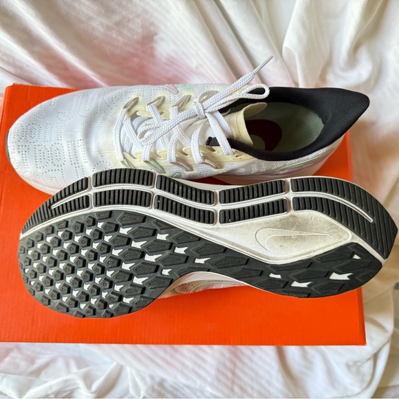 Nike air zoom Pegasus trainers, Athletic Shoes with Streamlined Design size 10 - Picture 3 of 8